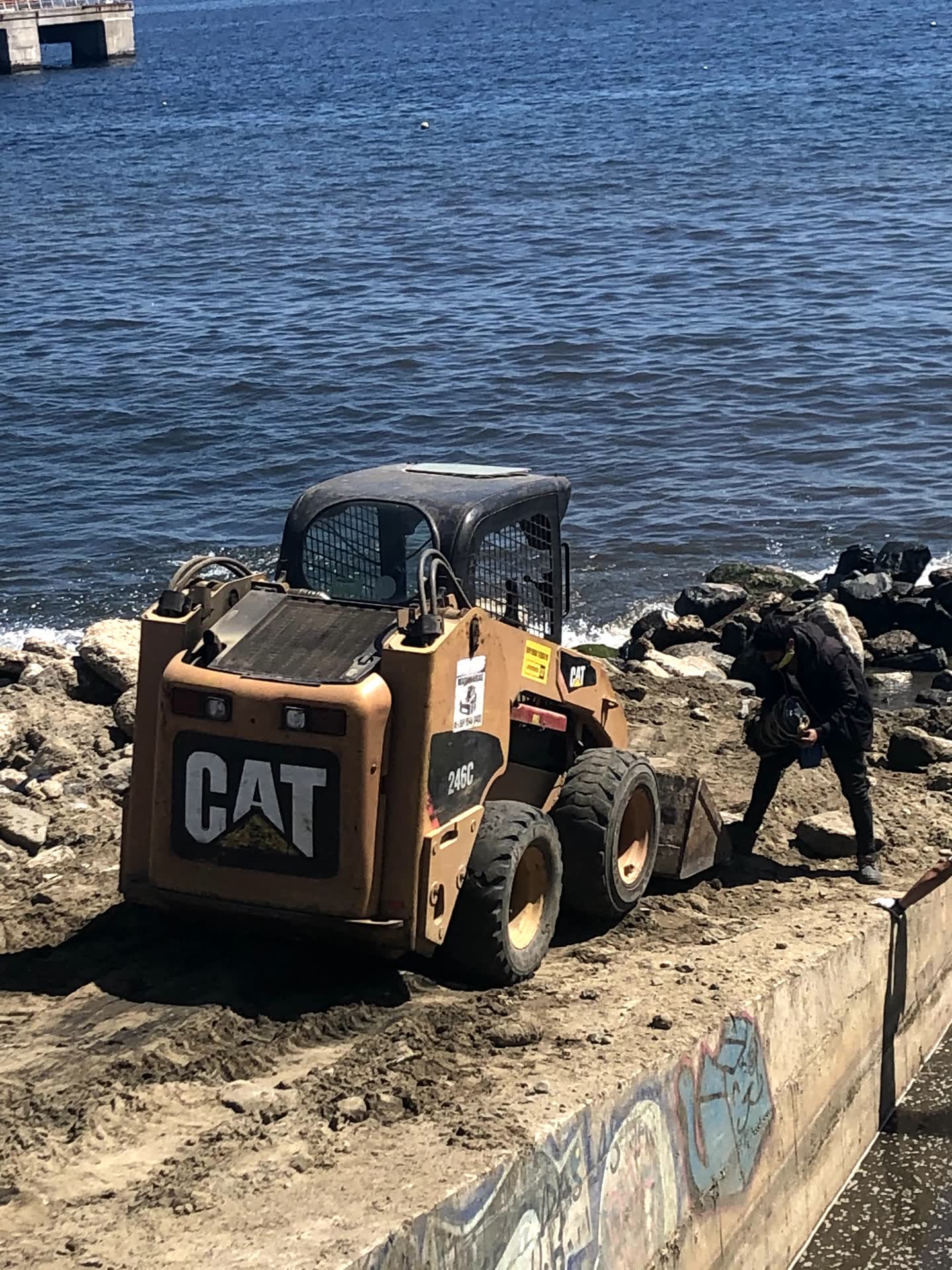 Maquinaria en desagüe marítimo Barón